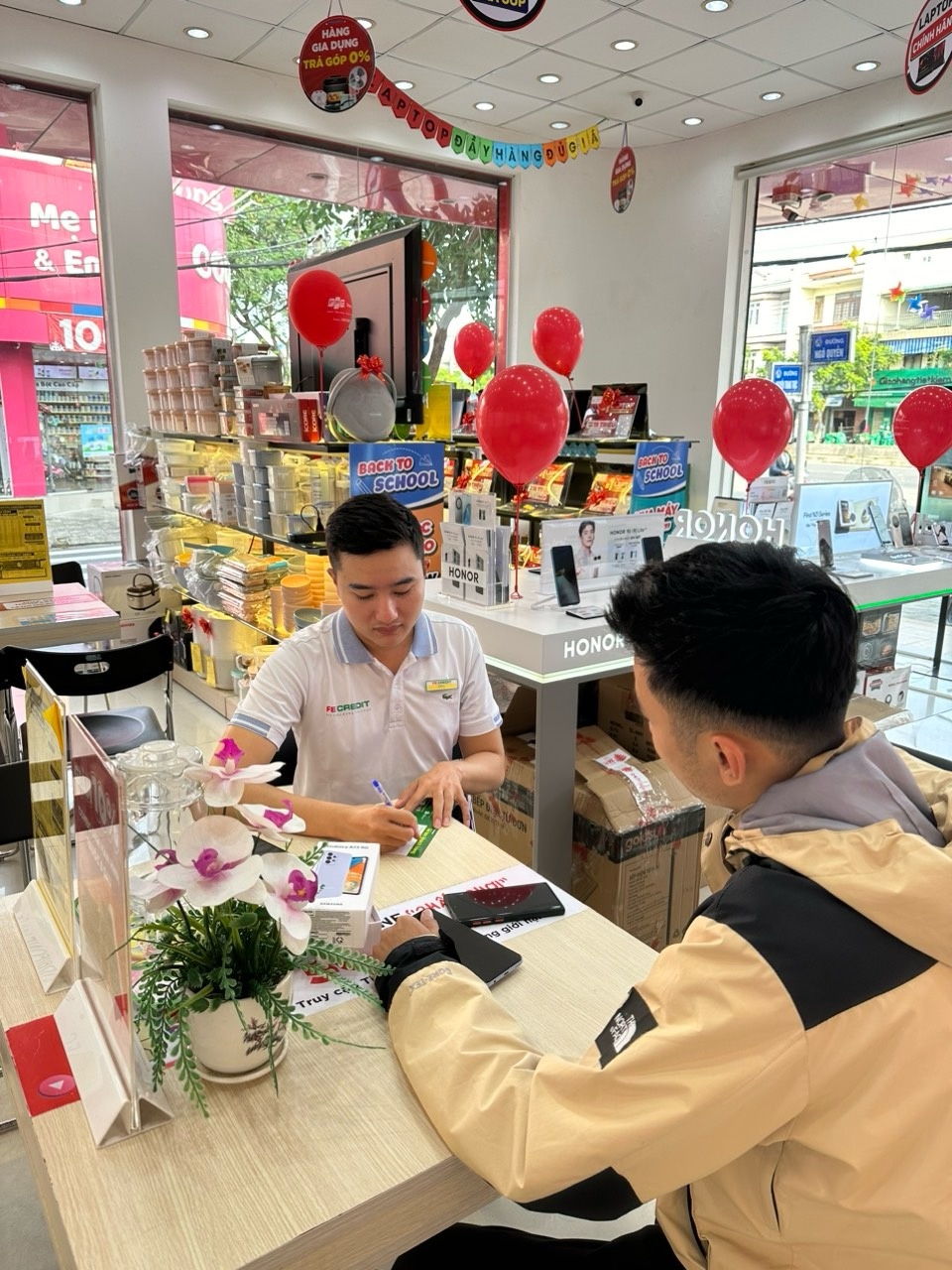 VPBank và  FE CREDIT bắt tay với FPT Shop hỗ trợ khách hàng mua sắm thiết bị điện tử