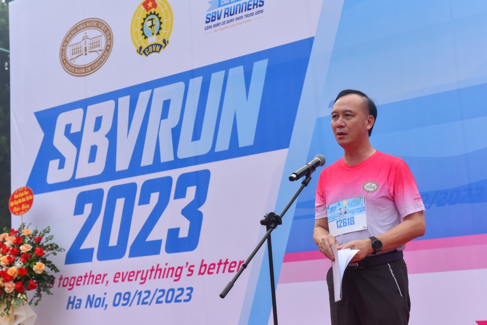 Ông  Cao Văn Bình Ủy viên Ban Thường vụ Công đoàn Ngân hàng Việt Nam phát biểu khai mạc giải chạy