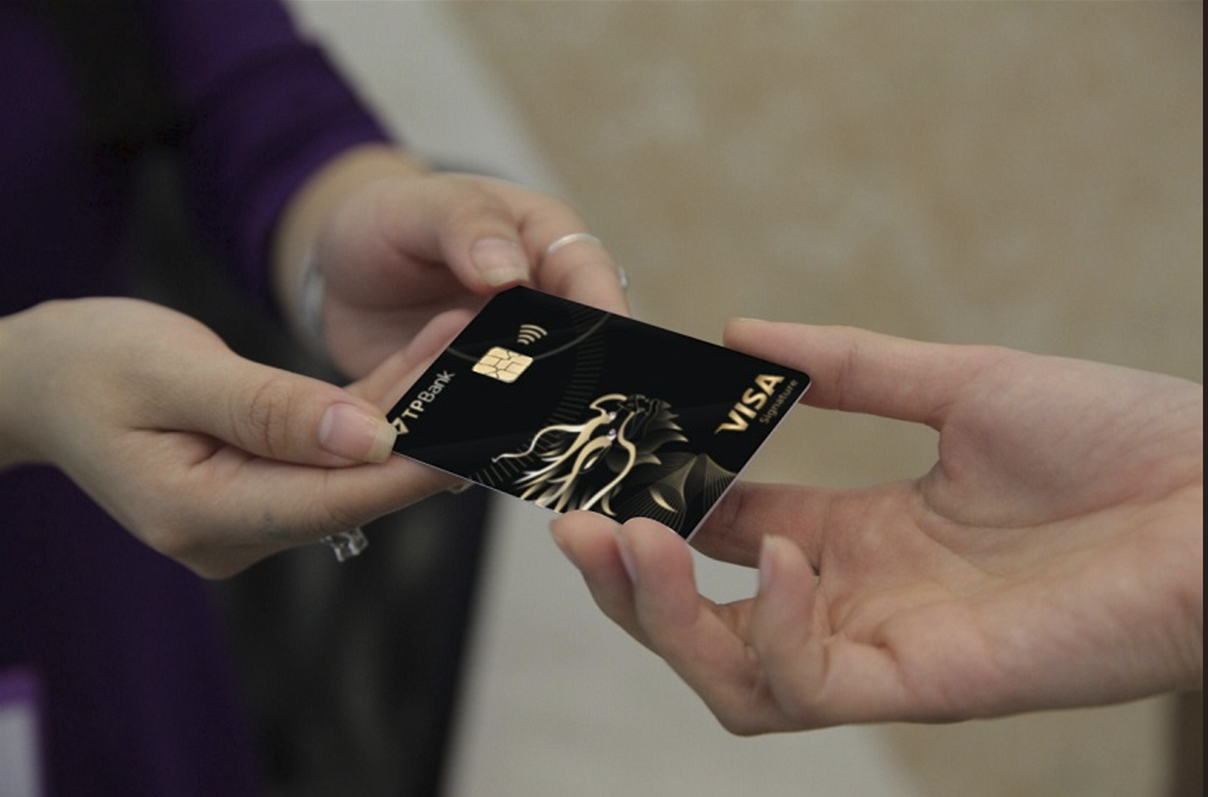 Thẻ tín dụng cao cấp TPBank Visa Signature là một chiếc thẻ đầu tiên của Việt Nam được làm từ kim loại nguyên khối