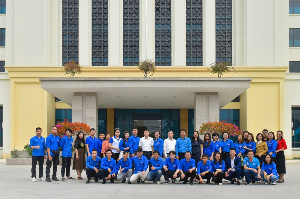 Đoàn công tác chụp ảnh kỷ niệm với đồng chí Ngô Quang Lợi, Phó Giám đốc NHNN Chi nhánh tỉnh Hòa Bình