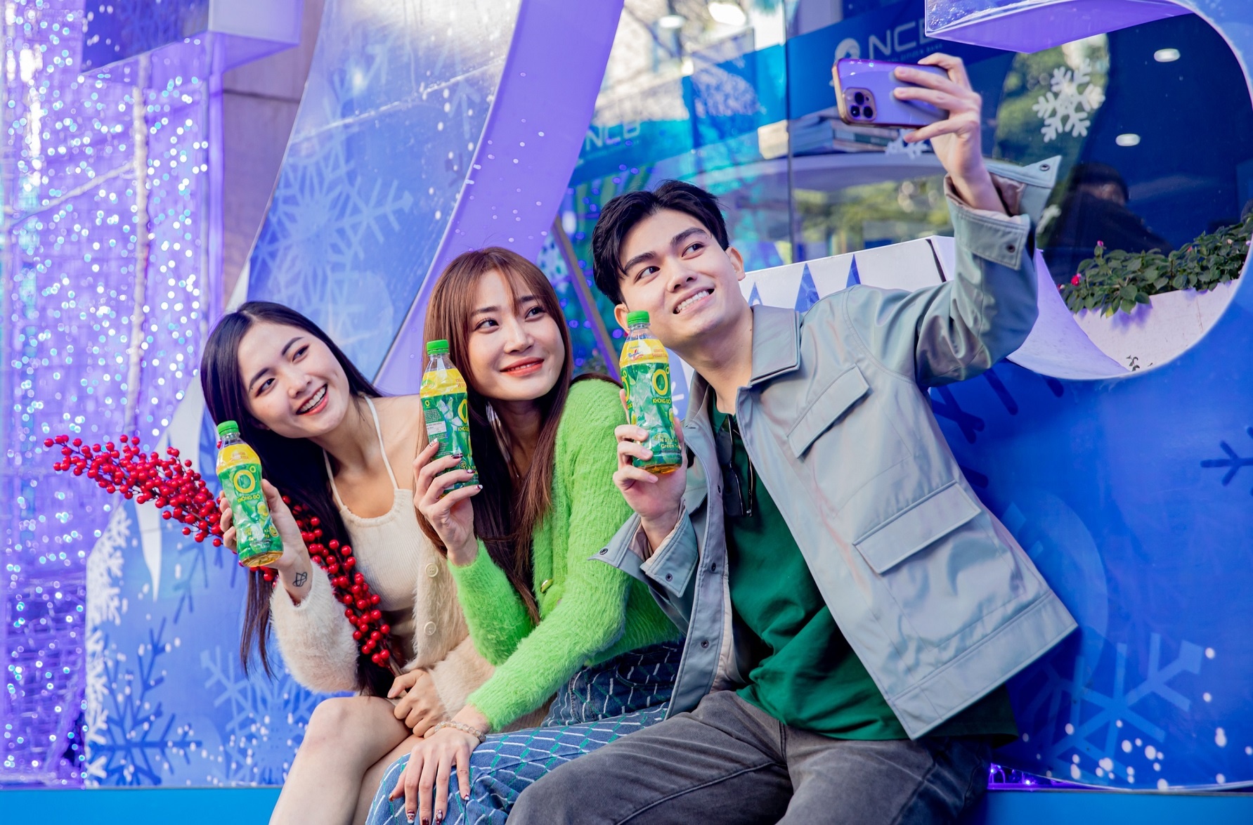 Nhiều người trẻ chọn Trà Xanh Không Độ làm thức uống mỗi ngày để giải tỏa căng thẳng, lo lắng trong những ngày cuối năm. Nhiều người trẻ chọn Trà Xanh Không Độ làm thức uống mỗi ngày để giải tỏa căng thẳng, lo lắng trong những ngày cuối năm.