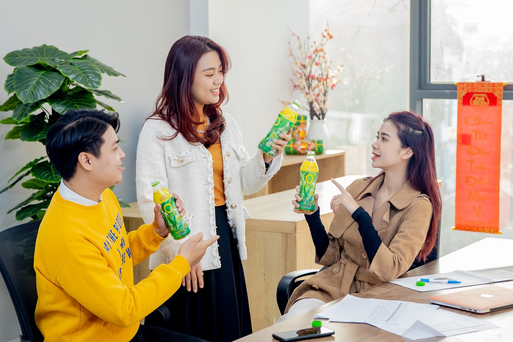 Cùng thưởng thức những chai Trà Xanh Không Độ mát lành và chia sẻ những căng thẳng về công việc với đồng nghiệp là cách để bạn thoát ra khỏi áp lực deadline. Cùng thưởng thức những chai Trà Xanh Không Độ mát lành và chia sẻ những căng thẳng về công việc với đồng nghiệp là cách để bạn thoát ra khỏi áp lực deadline.