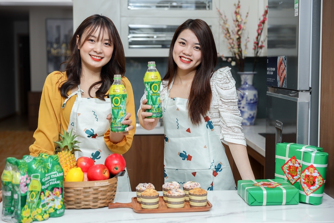 Cùng người thân vào bếp nấu món ăn yêu thích và thưởng thức chai Trà Xanh Không Độ, tâm sự những chuyện đã qua và những dự định sắp tới là những khoảnh khắc tuyệt đẹp làm nên cái Tết ấm áp. Cùng người thân vào bếp nấu món ăn yêu thích và thưởng thức chai Trà Xanh Không Độ, tâm sự những chuyện đã qua và những dự định sắp tới là những khoảnh khắc tuyệt đẹp làm nên cái Tết ấm áp.