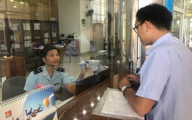 Nhân viên Hải quan tư vấn, hướng dẫn DN các thủ tục nộp thuế điện tử và thông quan 24/7. Nhân viên Hải quan tư vấn, hướng dẫn DN các thủ tục nộp thuế điện tử và thông quan 24/7.