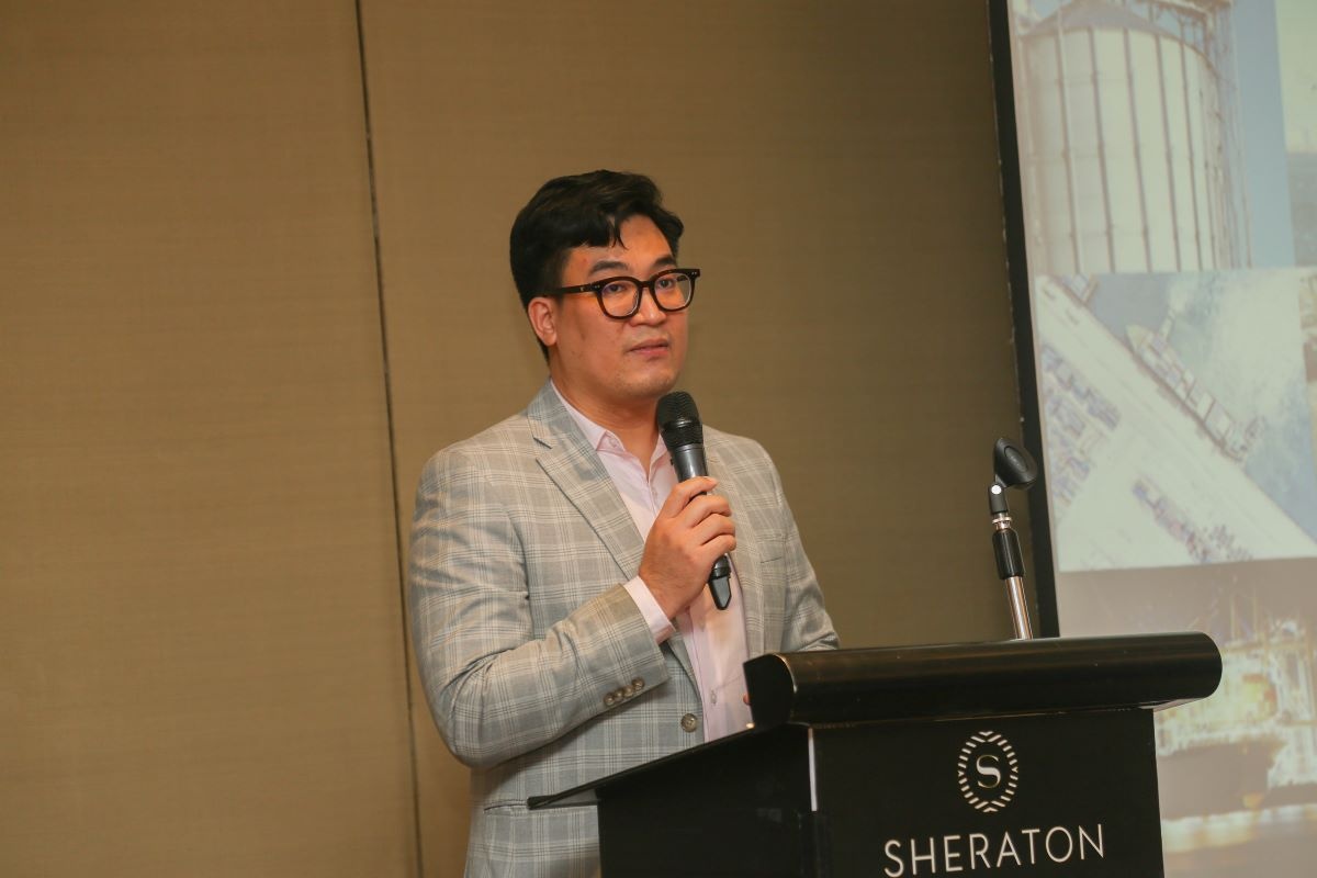 Ông Khương Duy Hiệp - Giám đốc Kinh doanh & Quản lý Dự án tại Royal HaskoningDHV phát biểu tại hội thảo. Ông Khương Duy Hiệp - Giám đốc Kinh doanh & Quản lý Dự án tại Royal HaskoningDHV phát biểu tại hội thảo.