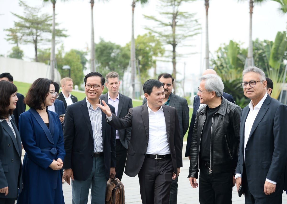 Chủ tịch, Tổng giám đốc Viettel Tào Đức Thắng (giữa) chào đón ông Jensen Huang, Chủ tịch kiêm Giám đốc điều hành Tập đoàn NVIDIA (thứ hai từ phải sang) vừa có buổi làm việc tại trụ sở Viettel.