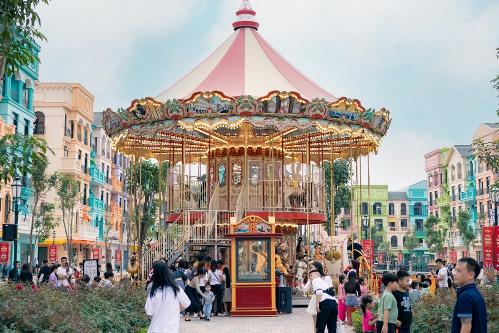 … hay trở về tuổi thơ với Vòng quay ngựa gỗ Carousel Horse chắc chắn sẽ là một trải nghiệm khó quên đối với du khách tham quan Mega Grand World Hà Nội