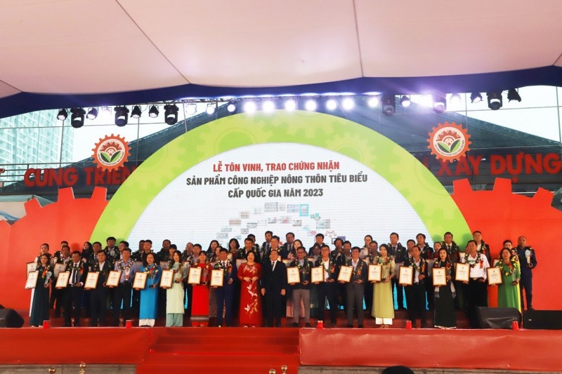 Đại diện Lãnh đạo các Bộ, ngành trao Giấy chứng nhận sản phẩm CNNT tiêu biểu 2023 cho doanh nghiệp, cơ sở sản xuất. Đại diện Lãnh đạo các Bộ, ngành trao Giấy chứng nhận sản phẩm CNNT tiêu biểu 2023 cho doanh nghiệp, cơ sở sản xuất.