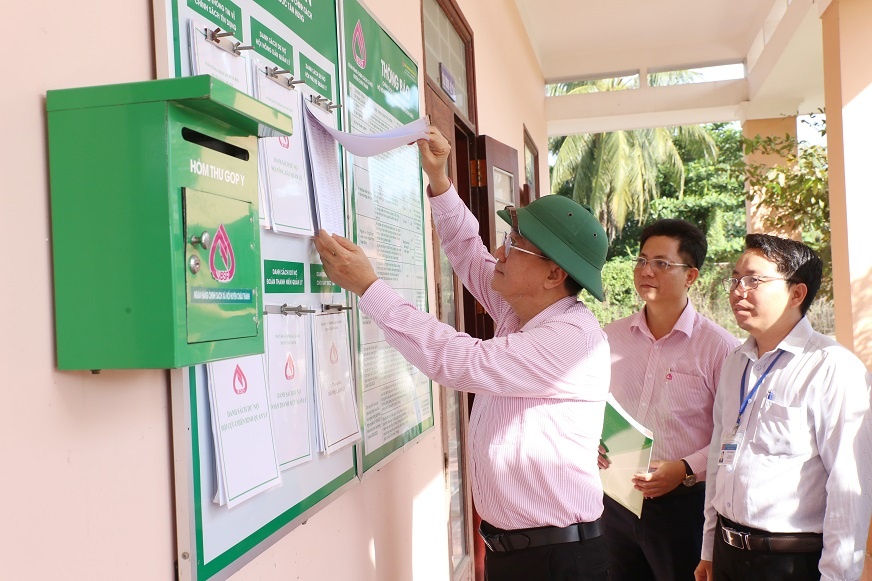 Tổng Giám đốc NHCSXH kiểm tra thông tin tại Điểm giao dịch xã