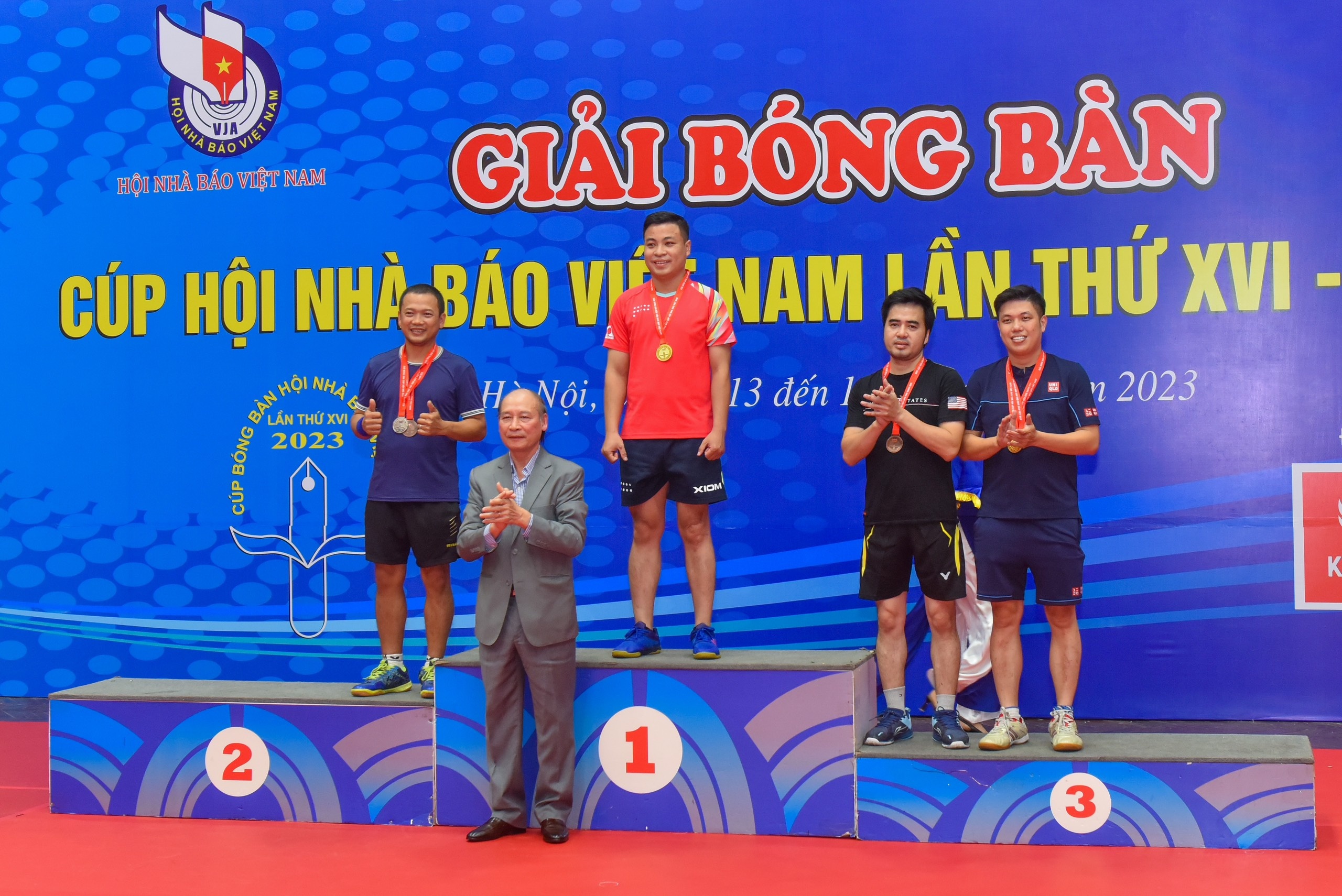 Vận động viên Nguyễn Minh Hiếu, Liên Chi hội Nhà báo Ngân hàng giành Huy chương đồng nội dung đơn nam dưới 45 tuổi