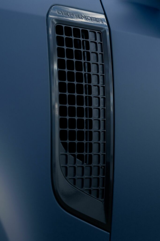 Cận cảnh Land Rover Defender Pacific Blue Edition giá hơn 2 tỷ đồng