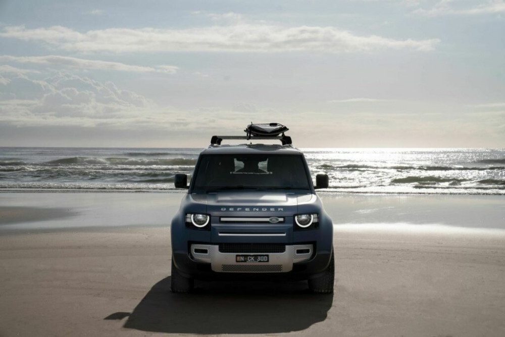 Cận cảnh Land Rover Defender Pacific Blue Edition giá hơn 2 tỷ đồng