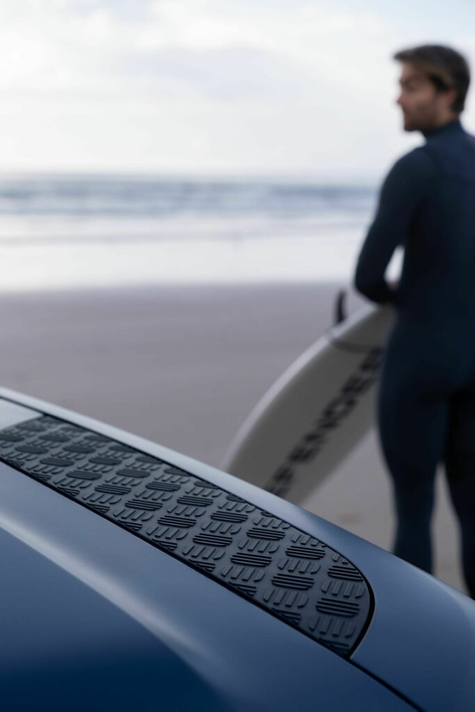 Cận cảnh Land Rover Defender Pacific Blue Edition giá hơn 2 tỷ đồng