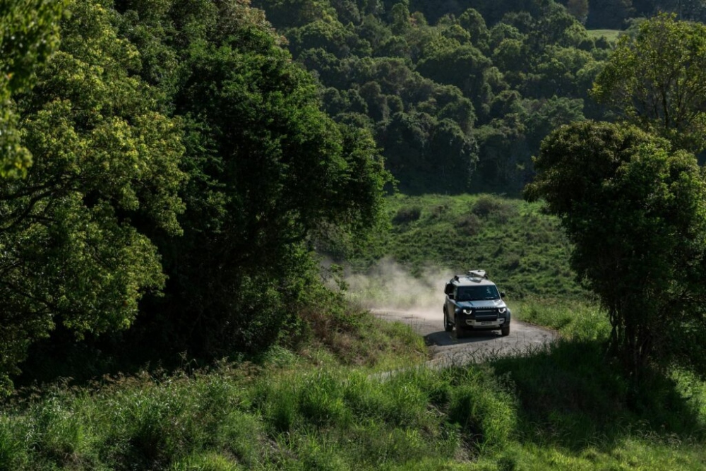 Cận cảnh Land Rover Defender Pacific Blue Edition giá hơn 2 tỷ đồng