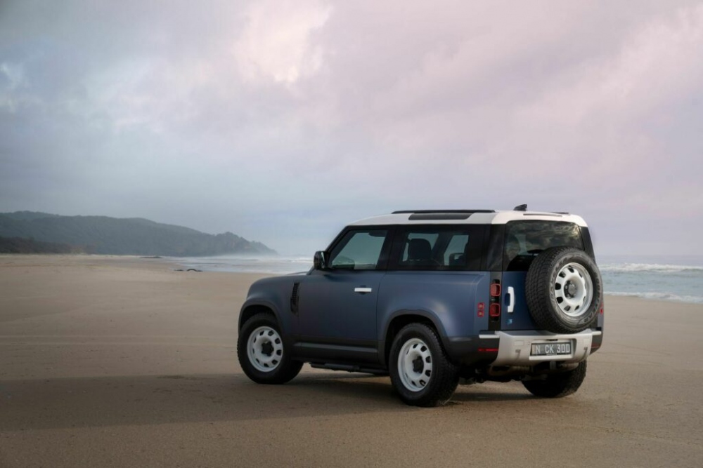 Cận cảnh Land Rover Defender Pacific Blue Edition giá hơn 2 tỷ đồng