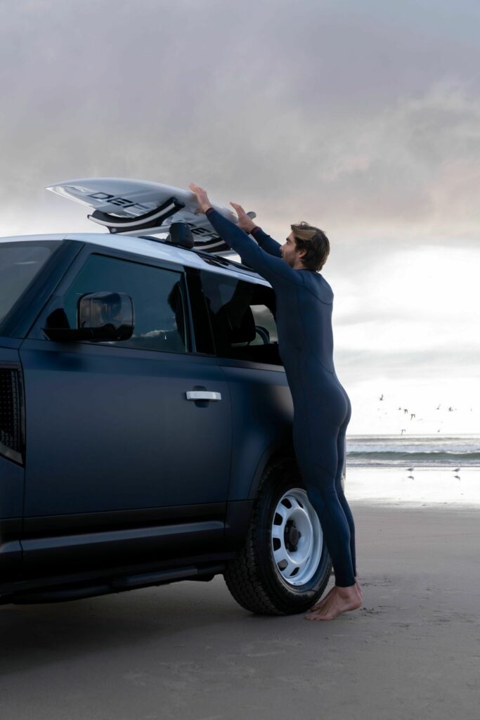 Cận cảnh Land Rover Defender Pacific Blue Edition giá hơn 2 tỷ đồng