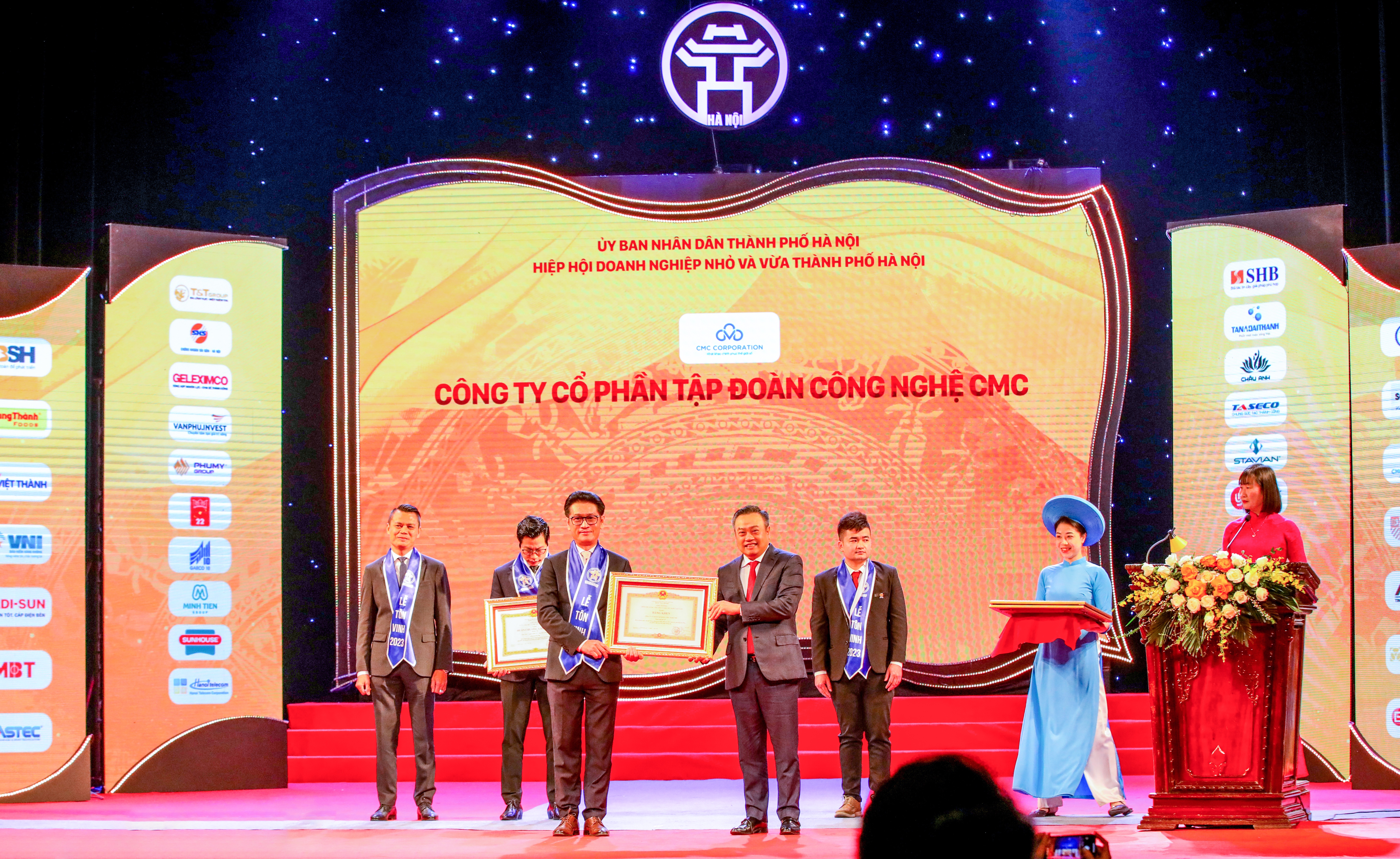 nhận bằng khen tại buổi lễ