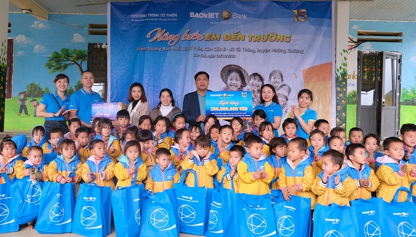 BAOVIET Bank tài trợ gần 300 triệu đồng cho học sinh nghèo vùng cao BAOVIET Bank tài trợ gần 300 triệu đồng cho học sinh nghèo vùng cao