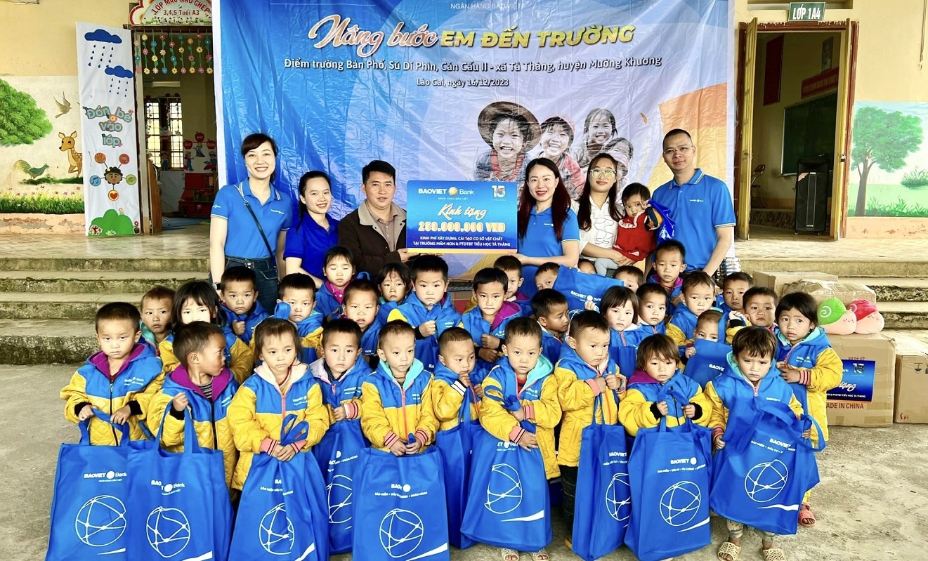 Bà Nguyễn Quỳnh Anh – Giám đốc điều hành Ngân hàng Bảo Viêth trao tặng tài trợ cho 3 điểm trường PTDTBT Mầm non và Tiểu học Bản Phố, Sú Dí Phìn, Cán Cấu II thuộc xã Tả Thàng, huyện Mường Khương, tỉnh Lào Cai. Bà Nguyễn Quỳnh Anh – Giám đốc điều hành Ngân hàng Bảo Viêth trao tặng tài trợ cho 3 điểm trường PTDTBT Mầm non và Tiểu học Bản Phố, Sú Dí Phìn, Cán Cấu II thuộc xã Tả Thàng, huyện Mường Khương, tỉnh Lào Cai.