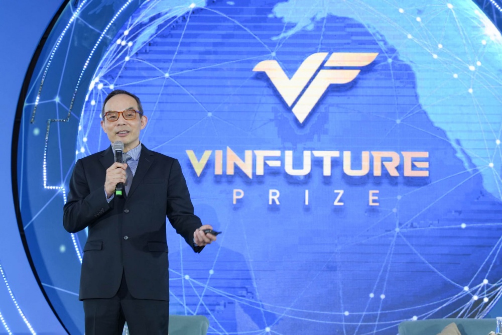 TS. Xuedong David Huang - Thành viên Hội đồng Giải thưởng VinFuture và Giám đốc Công nghệ của Tập đoàn Zoom (Hoa Kỳ) cùng bàn luận với các diễn giả trong toạ đàm Trí tuệ nhân tạo được tổ chức vào ngày 19/12