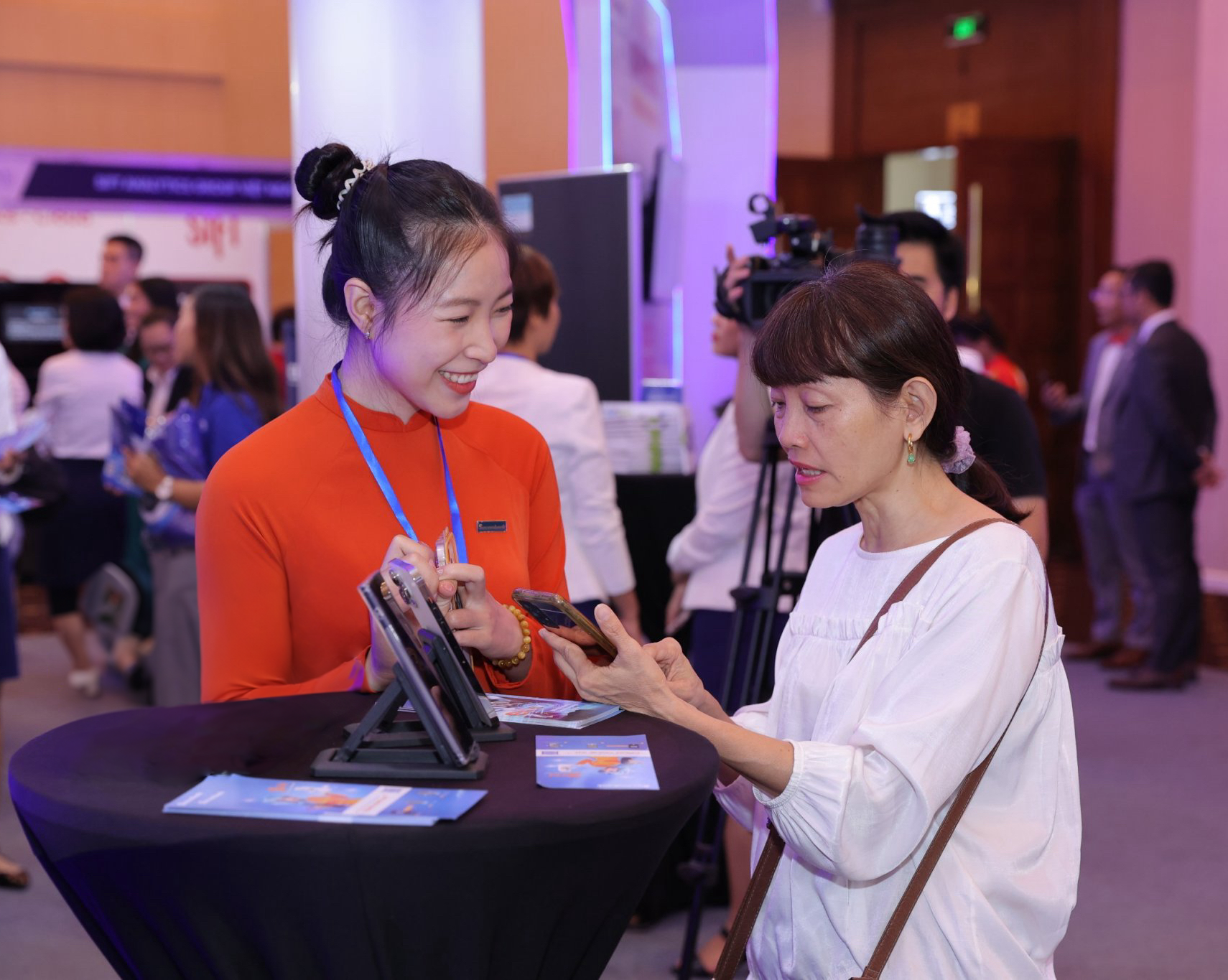 Khách hàng trải nghiệm dịch vụ của Sacombank