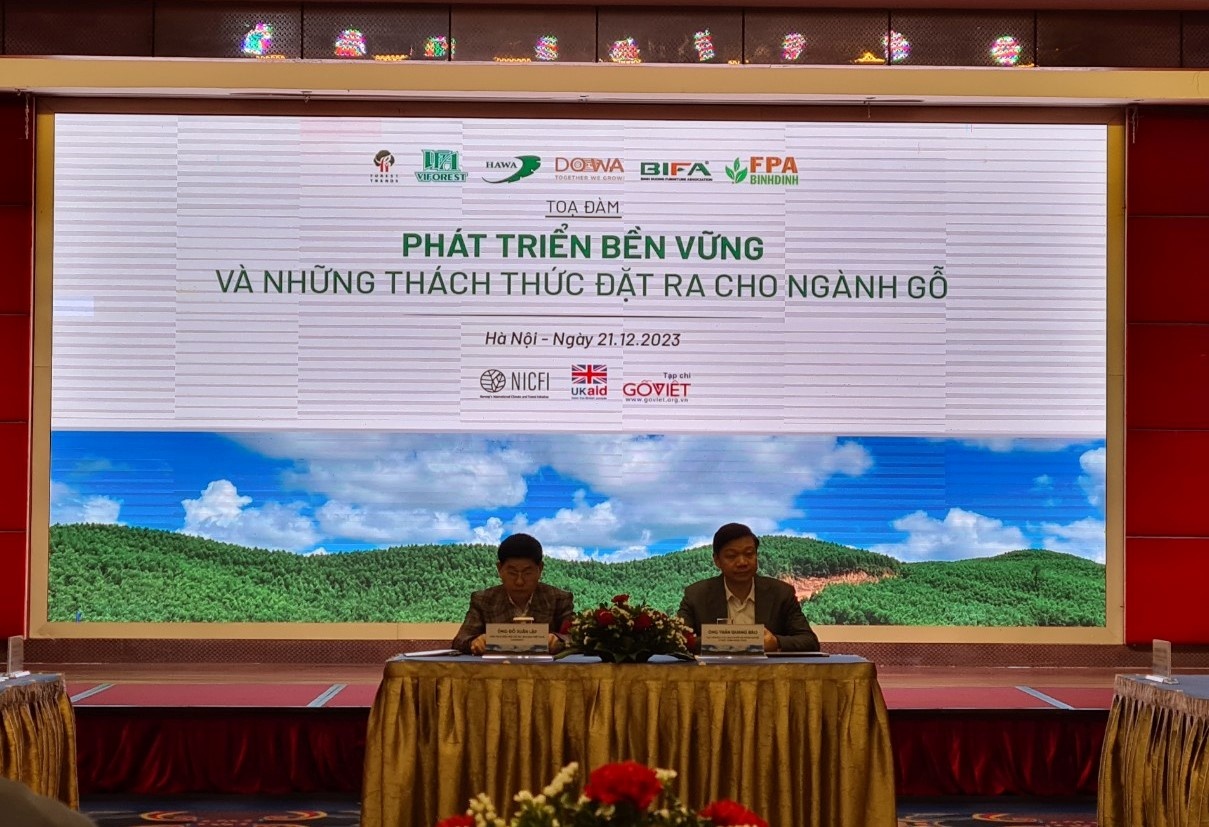 Quang cảnh tọa đàm “Phát triển bền vững và những thách thức đặt ra cho ngành gỗ”.