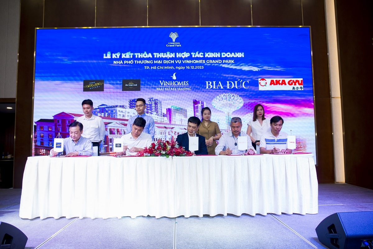 Đại diện Vinhomes ký kết cùng đại diện hơn 20 thương hiệu nổi tiếng