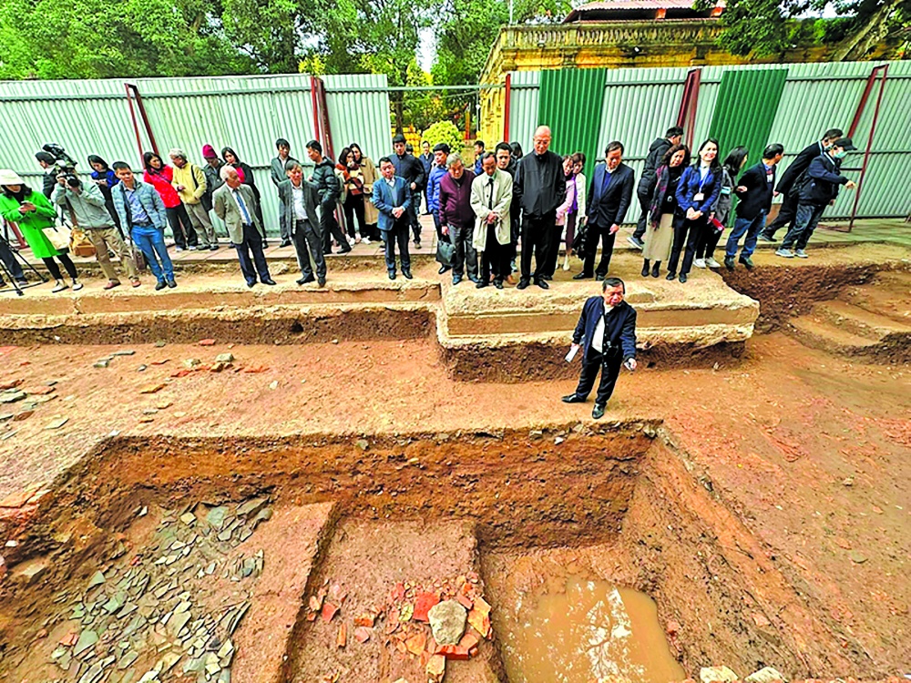 Các chuyên gia, nhà nghiên cứu tại hiện trường khai quật khảo cổ học phía Nam Hậu Lâu trong khu Hoàng thành Thăng Long Các chuyên gia, nhà nghiên cứu tại hiện trường khai quật khảo cổ học phía Nam Hậu Lâu trong khu Hoàng thành Thăng Long