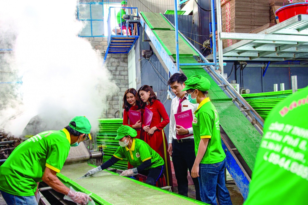 Agribank: Hỗ trợ khách hàng vượt khó