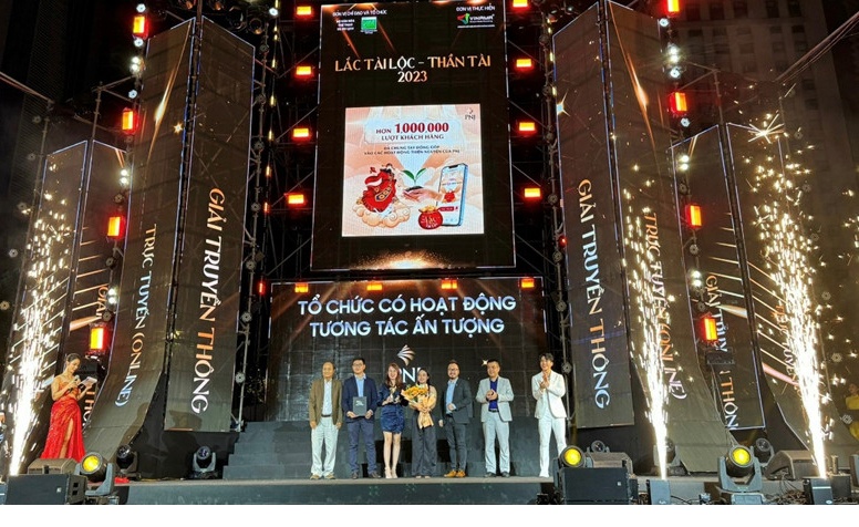 Đại diện PNJ nhận giải thưởng Chiến dịch có hoạt động tương tác ấn tượng.