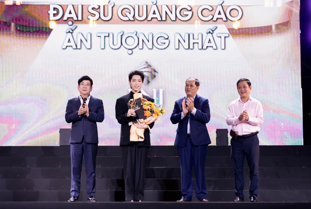 Giải thưởng Đại sứ Quảng cáo ấn tượng nhất thuộc về Nghệ sĩ Đức Phúc với chiến dịch “Trao nhau khoảnh khắc, ghi dấu một đời” của PNJ.