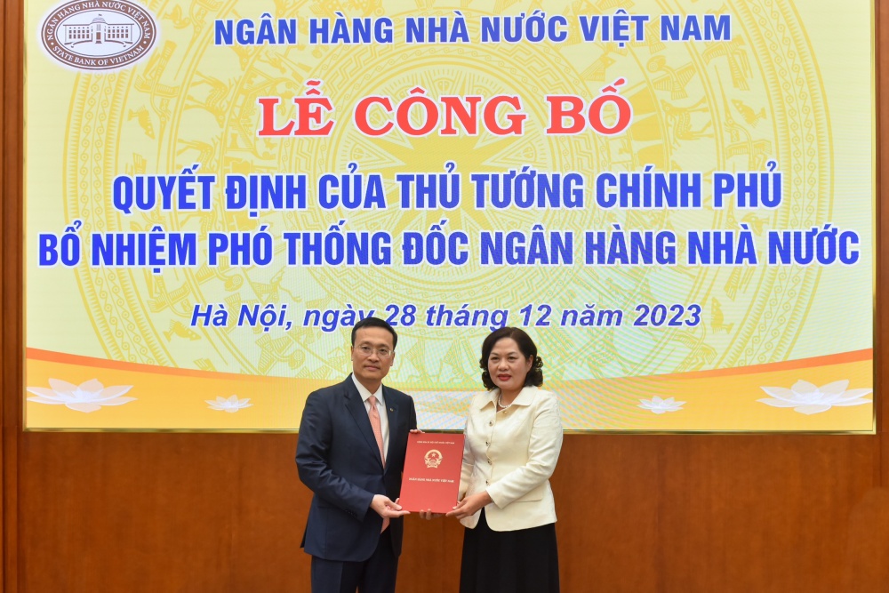 Thống đốc NHNN Nguyễn Thị Hồng trao Quyết định bổ nhiệm của Thủ tướng Chính phủ đối với đồng chí Phạm Quang Dũng Thống đốc NHNN Nguyễn Thị Hồng trao Quyết định bổ nhiệm của Thủ tướng Chính phủ đối với đồng chí Phạm Quang Dũng