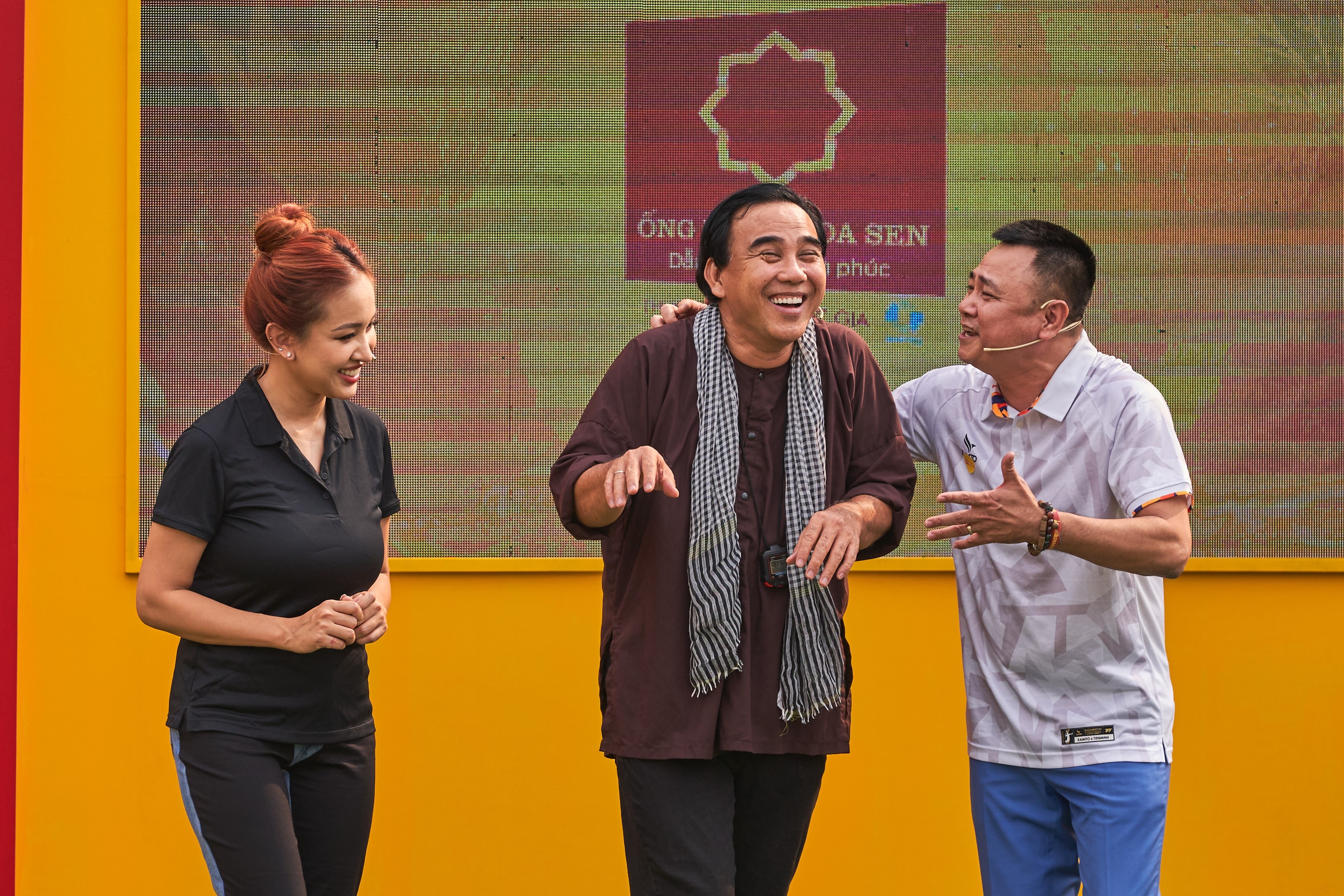 NSND Tự Long mở đầu chương trình với hai ca khúc mang đậm văn hóa Bắc Bộ và Nam Bộ