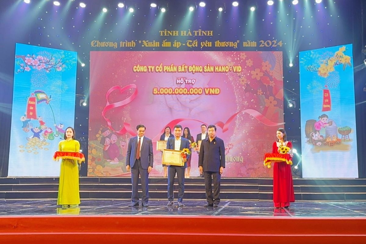    Đại diện UBND tỉnh Hà Tĩnh trao chứng nhận tri ân cho đại diện Công ty CP Bất động sản Hano-vid.