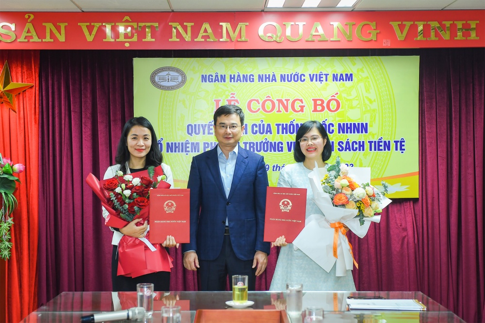 Phó Thống đốc Phạm Thanh Hà trao Quyết định bổ nhiệm cho hai tân Phó Vụ trưởng Vụ Chính sách tiền tệ Phó Thống đốc Phạm Thanh Hà trao Quyết định bổ nhiệm cho hai tân Phó Vụ trưởng Vụ Chính sách tiền tệ