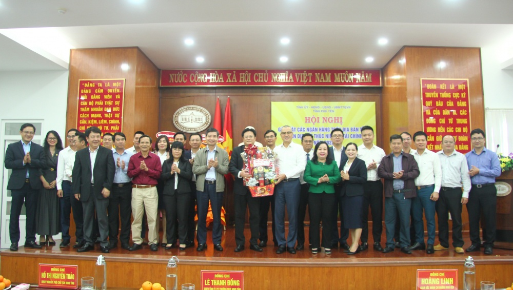 Lãnh đạo tỉnh tặng quà chúc mừng các đơn vị trong ngành Ngân hàng trên địa bàn tỉnh nhân dịp kết thúc niên độ tài chính 2023.
