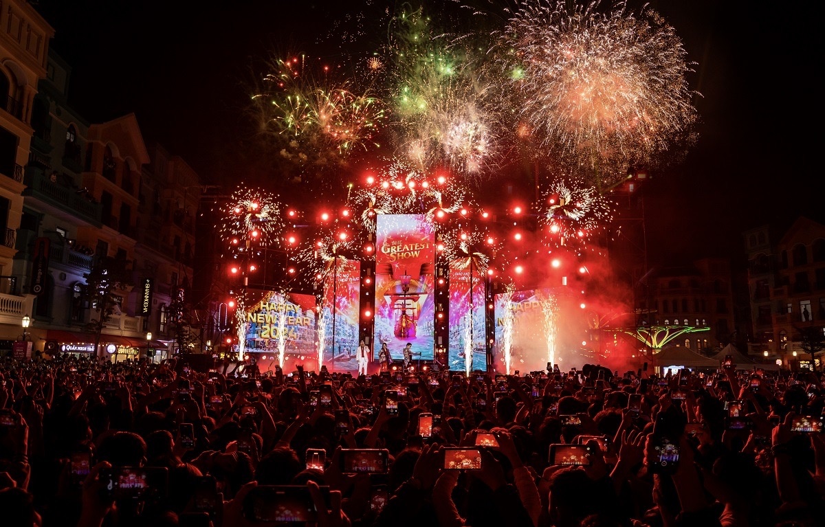 “Phố Đông” Hà Nội “sốt rần rần” với màn bắn pháo hoa chào năm mới 2024, đạt kỷ lục gần 160.000 lượt khách “Phố Đông” Hà Nội “sốt rần rần” với màn bắn pháo hoa chào năm mới 2024, đạt kỷ lục gần 160.000 lượt khách