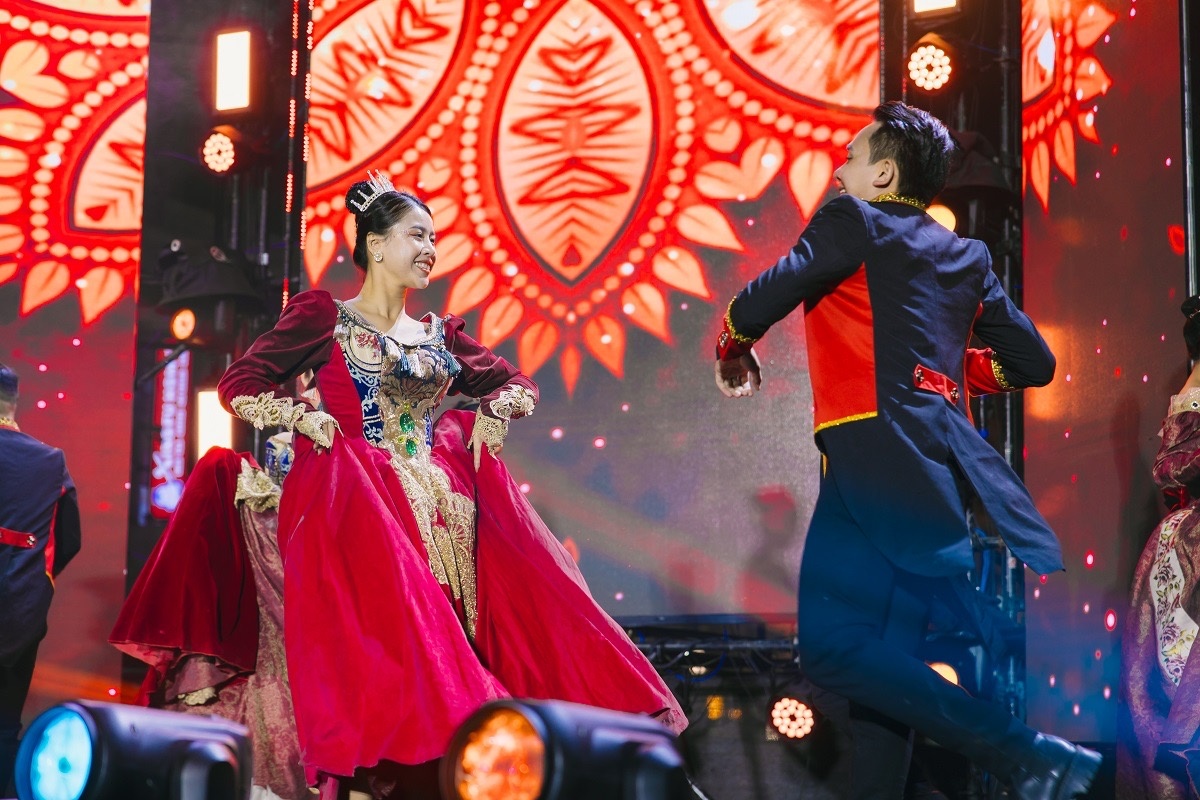 “Phố Đông” Hà Nội “sốt rần rần” với màn bắn pháo hoa chào năm mới 2024, đạt kỷ lục gần 160.000 lượt khách “Phố Đông” Hà Nội “sốt rần rần” với màn bắn pháo hoa chào năm mới 2024, đạt kỷ lục gần 160.000 lượt khách