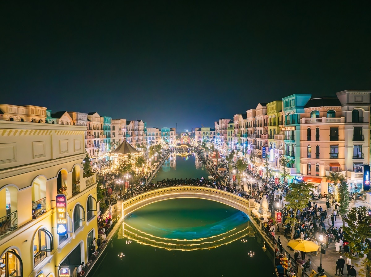 “Phố Đông” Hà Nội “sốt rần rần” với màn bắn pháo hoa chào năm mới 2024, đạt kỷ lục gần 160.000 lượt khách “Phố Đông” Hà Nội “sốt rần rần” với màn bắn pháo hoa chào năm mới 2024, đạt kỷ lục gần 160.000 lượt khách