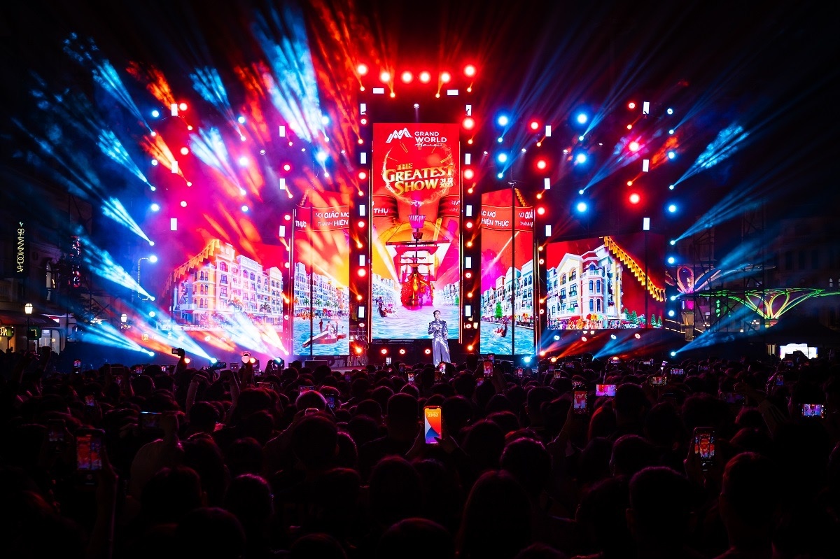 “Phố Đông” Hà Nội “sốt rần rần” với màn bắn pháo hoa chào năm mới 2024, đạt kỷ lục gần 160.000 lượt khách “Phố Đông” Hà Nội “sốt rần rần” với màn bắn pháo hoa chào năm mới 2024, đạt kỷ lục gần 160.000 lượt khách