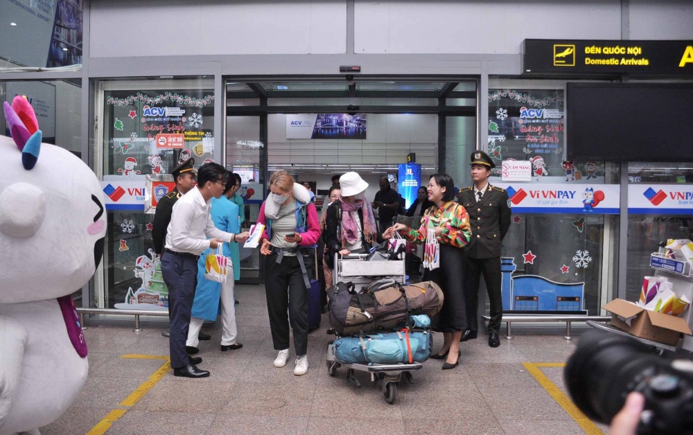 Những du khách đầu tiên 'xông đất' Đà Nẵng trong năm mới 2024.