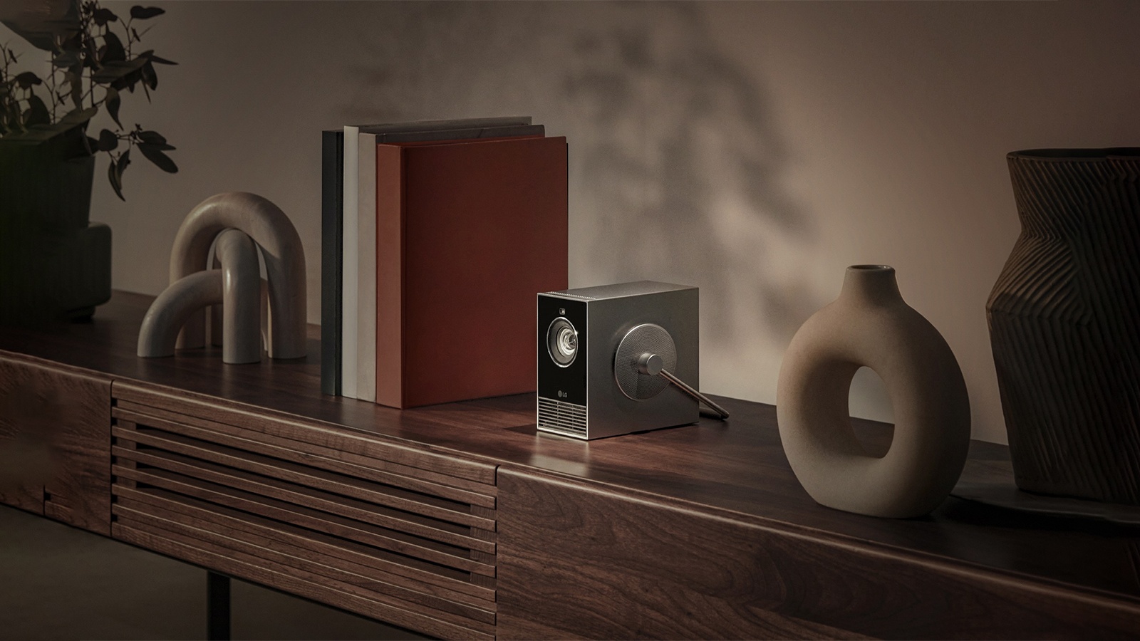 Máy chiếu CineBeam Qube: Kích thước nhỏ gọn, có thể chiếu ở độ phân giải 4K