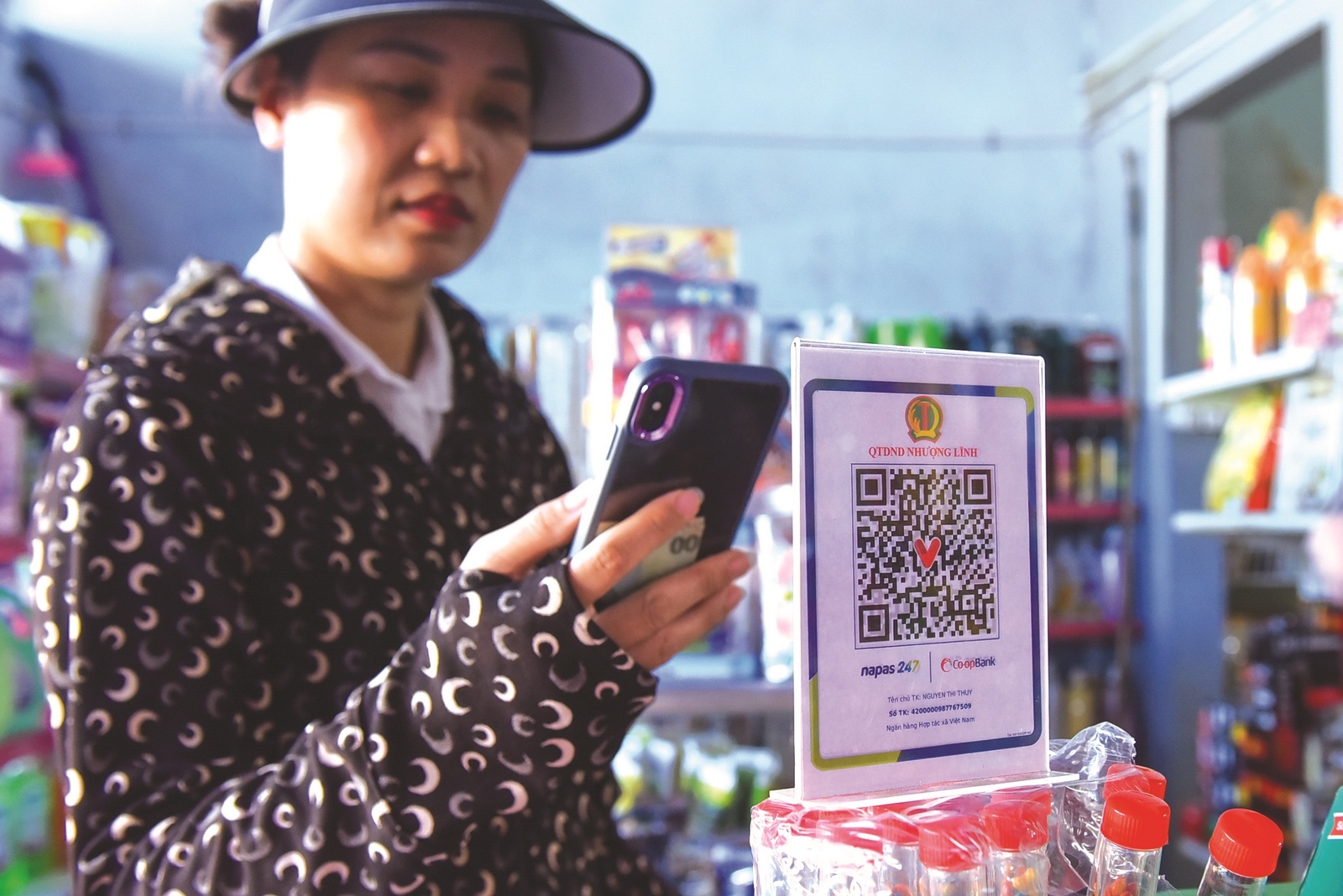 Các thành viên QTDND sử dụng dịch vụ ngân hàng số Co-opBank Mobile Banking Các thành viên QTDND sử dụng dịch vụ ngân hàng số Co-opBank Mobile Banking