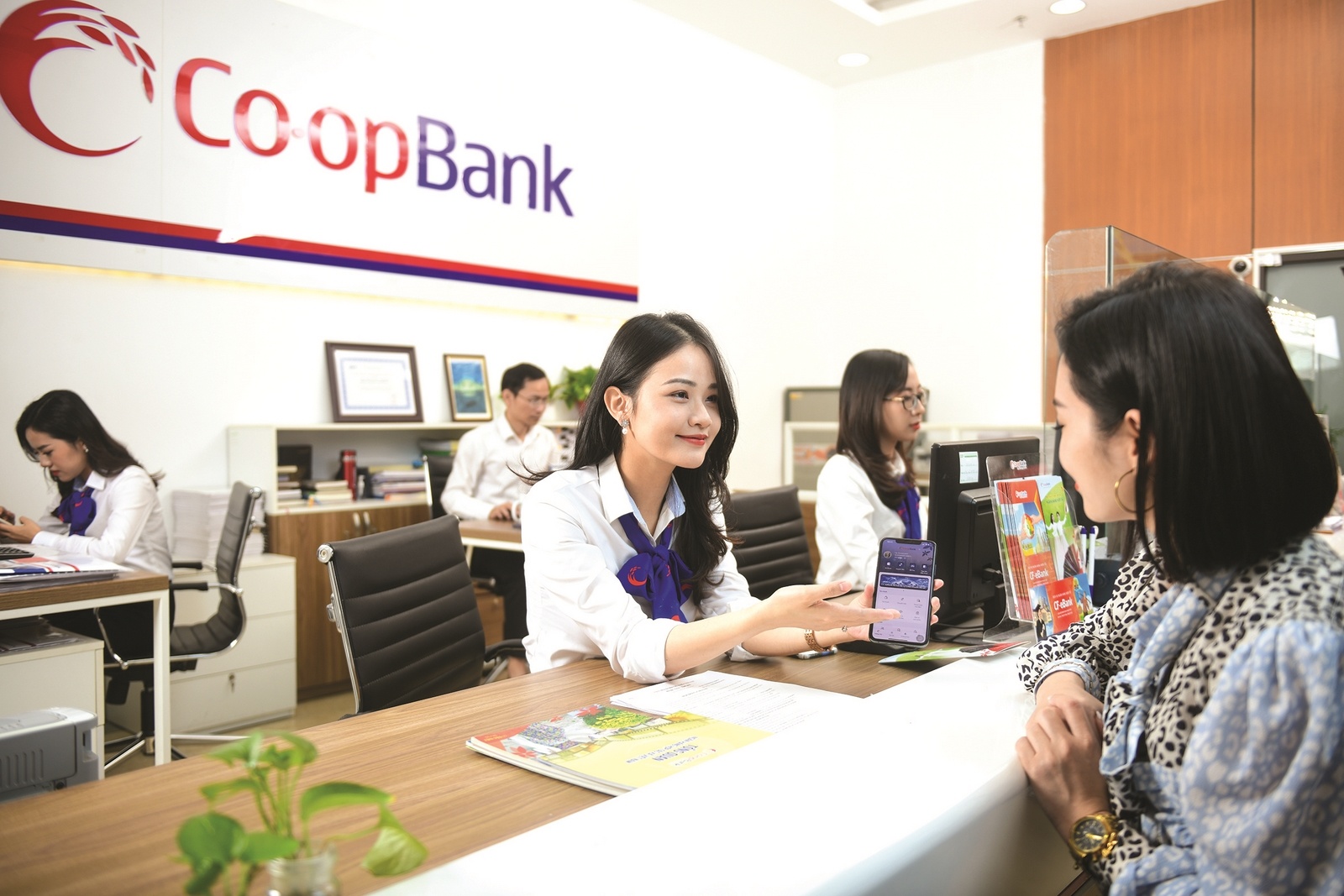 Ứng dụng ngân hàng số Co-opBank Mobile Banking ra đời đã đánh dấu bước đột phá to lớn trong quá trình chuyển đổi số toàn diện và hỗ trợ hệ thống QTDND phát triển bền vững, tăng cường “kết nối nông thôn - thành thị” Ứng dụng ngân hàng số Co-opBank Mobile Banking ra đời đã đánh dấu bước đột phá to lớn trong quá trình chuyển đổi số toàn diện và hỗ trợ hệ thống QTDND phát triển bền vững, tăng cường “kết nối nông thôn - thành thị”