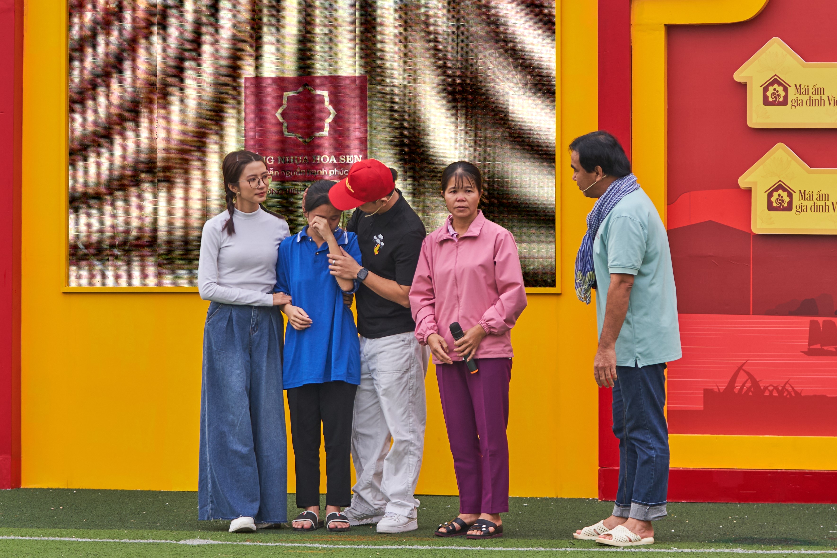 Em nhỏ mồ côi liên tục bật khóc khi kể lại câu chuyện của gia đình mình