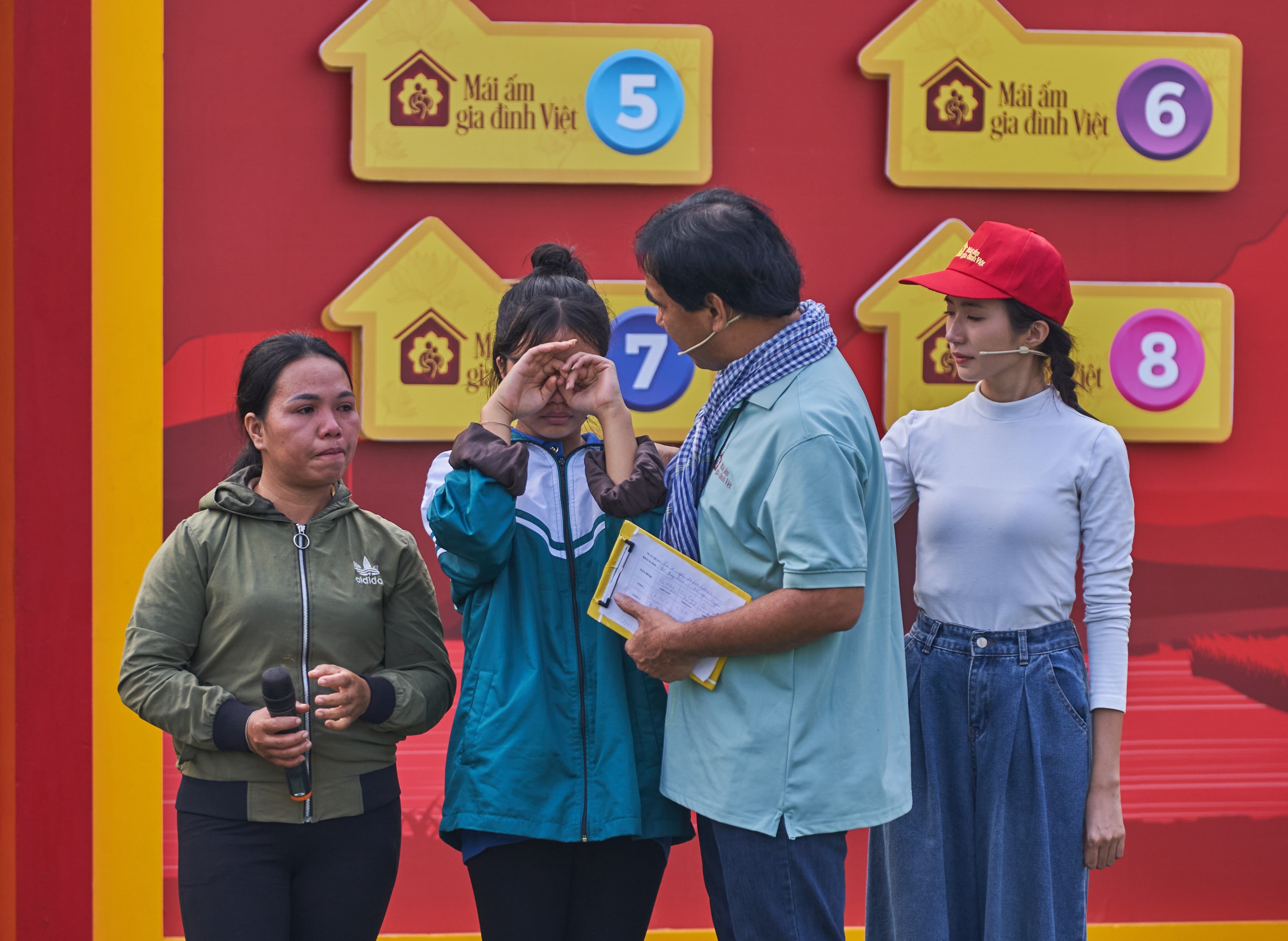 Em nhỏ bật khóc khi biết mình không thể dành phần thưởng chiến thắng chung cuộc trong chương trình