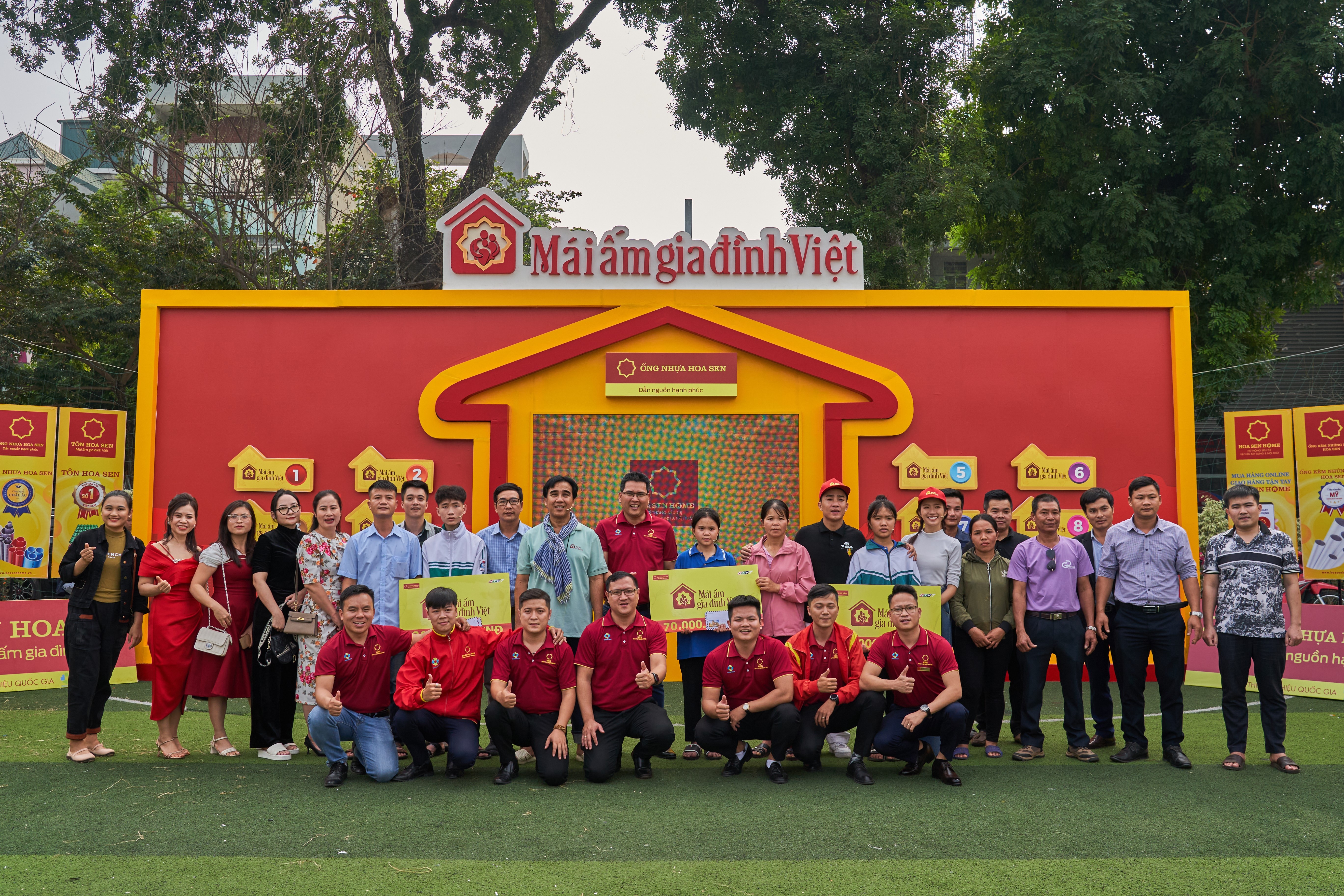 Trong buổi ghi hình, có sự tham dự và chung tay của các đại diện đến từ Tập đoàn Hoa Sen và Quý khách hàng thuộc hệ thống phân phối khu vực miền Bắc