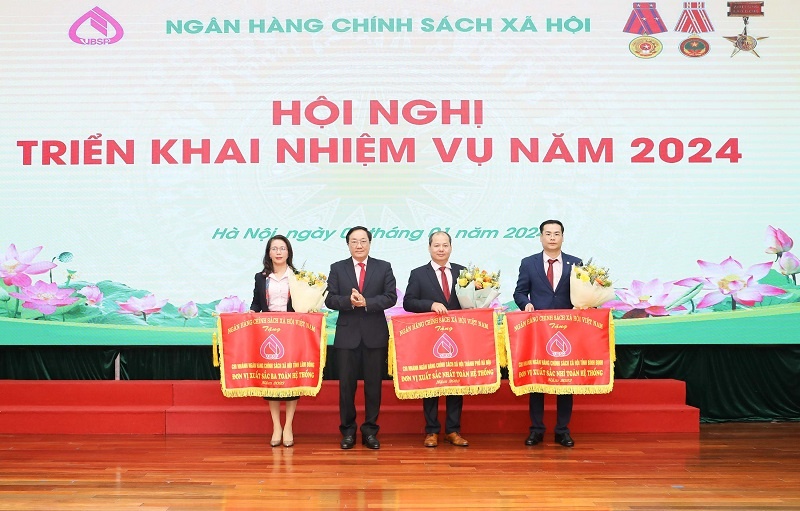 Tổng Giám đốc chúc mừng các đơn vị xuất sắc danh hiệu Nhất, Nhì, Ba hệ thống NHCSXH năm 2023