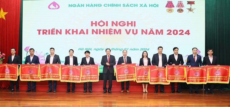 11 chi nhánh NHCSXH tỉnh, thành phố đạt danh hiệu xuất sắc Nhất khu vực năm 2023