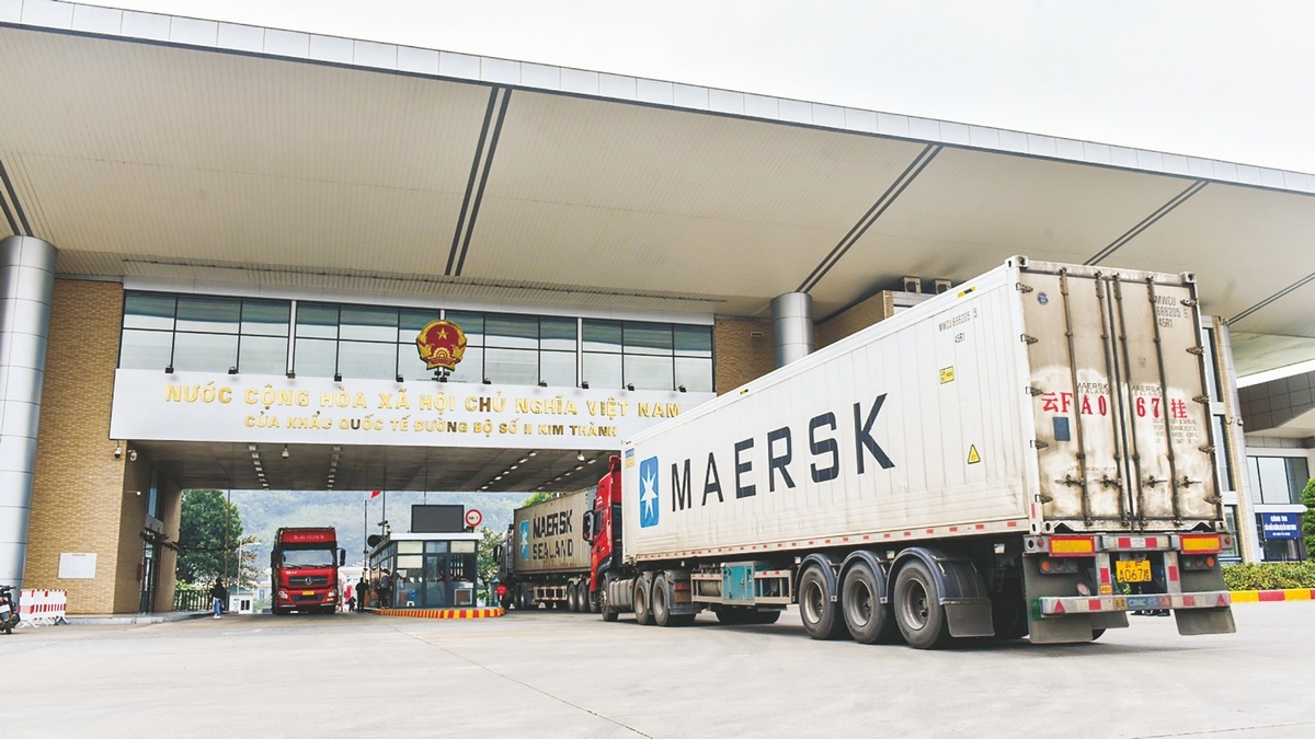 Những chuyến xe hàng tại cửa khẩu tỉnh Lào Cai